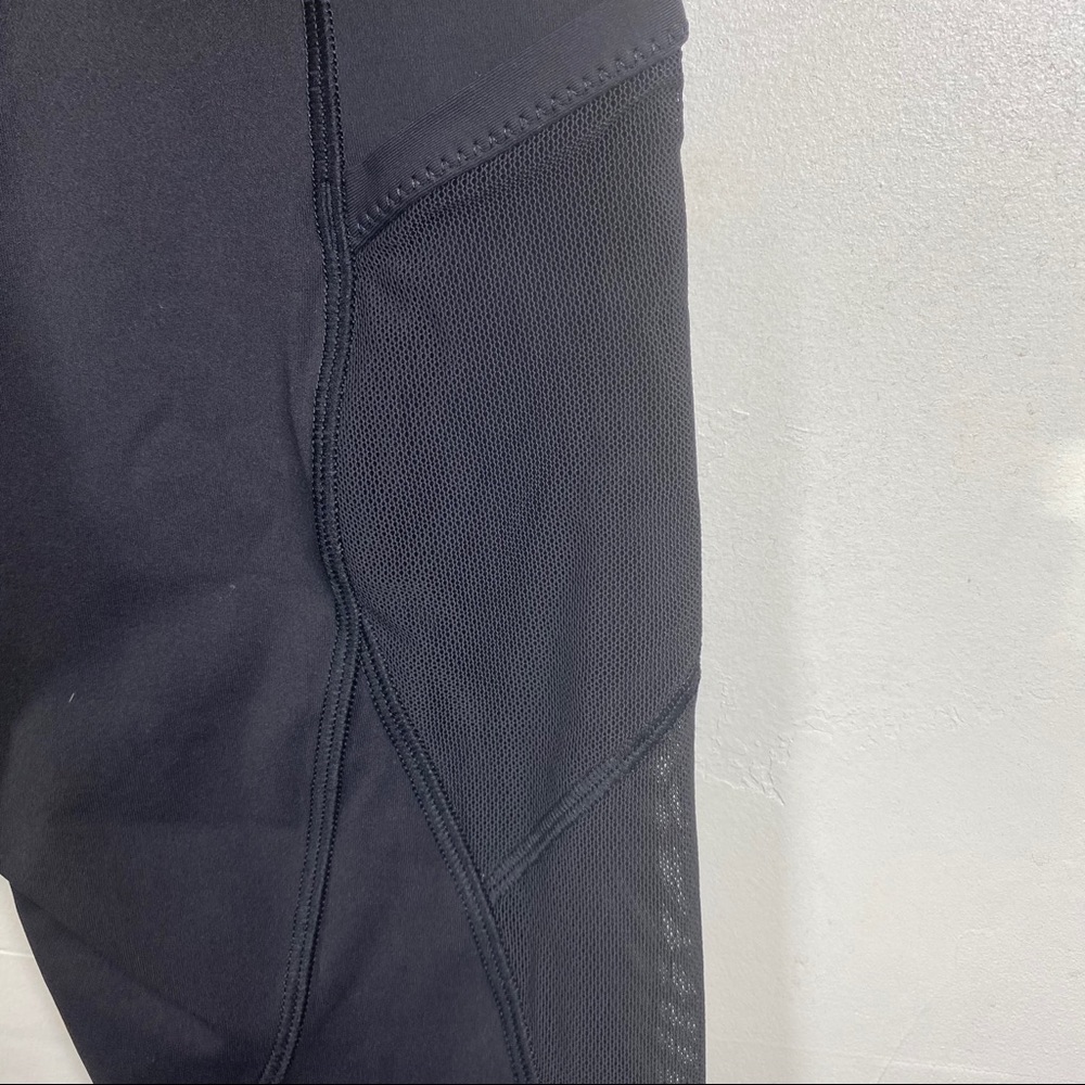 Lululemon Black mesh side pockets cropped legging - Picture 6 of 7